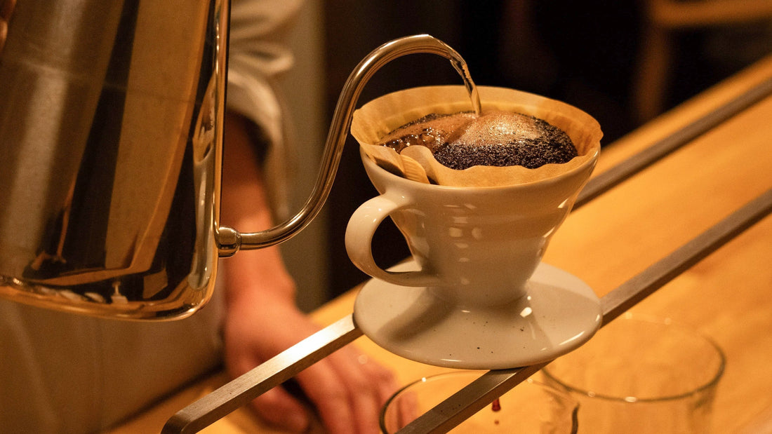 ハンドドリップは注ぎ方で味が変わる？コーヒー粉を動かす効果を解説｜SCENE COFFEE NOTE